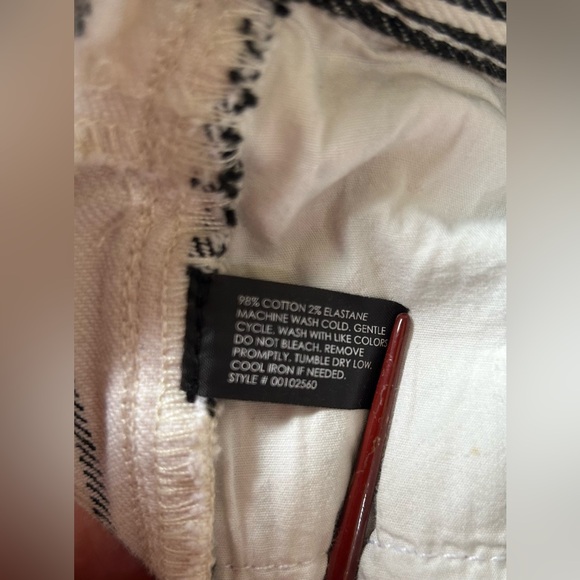 Club Monaco black, cream & white cropped jeans. Size 2 - Picture 7 of 8